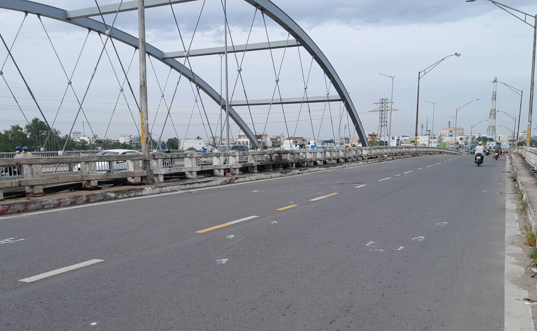 Long An: Đang bảo vệ hiện trường tai nạn, đại úy công an bị xe máy tông nguy kịch