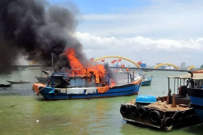 Cháy hai tàu cá trên sông Hàn