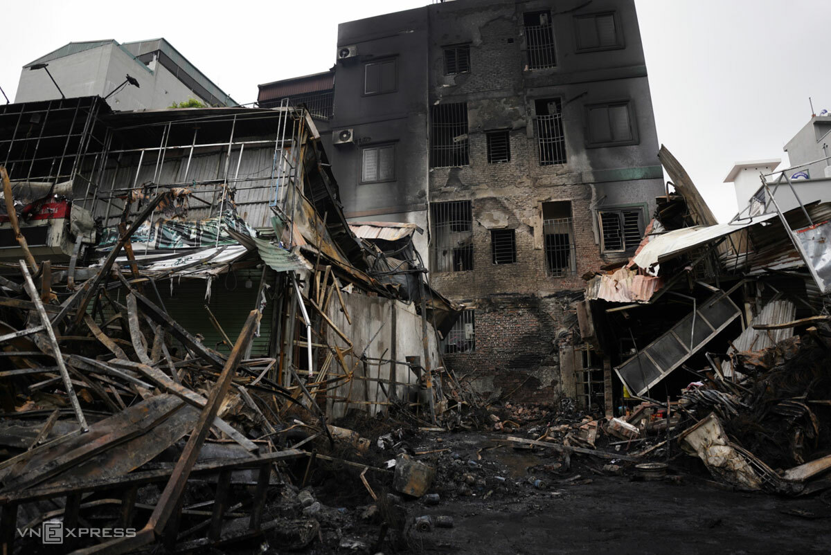 Cháy 10 cửa hàng ở Hà Nội