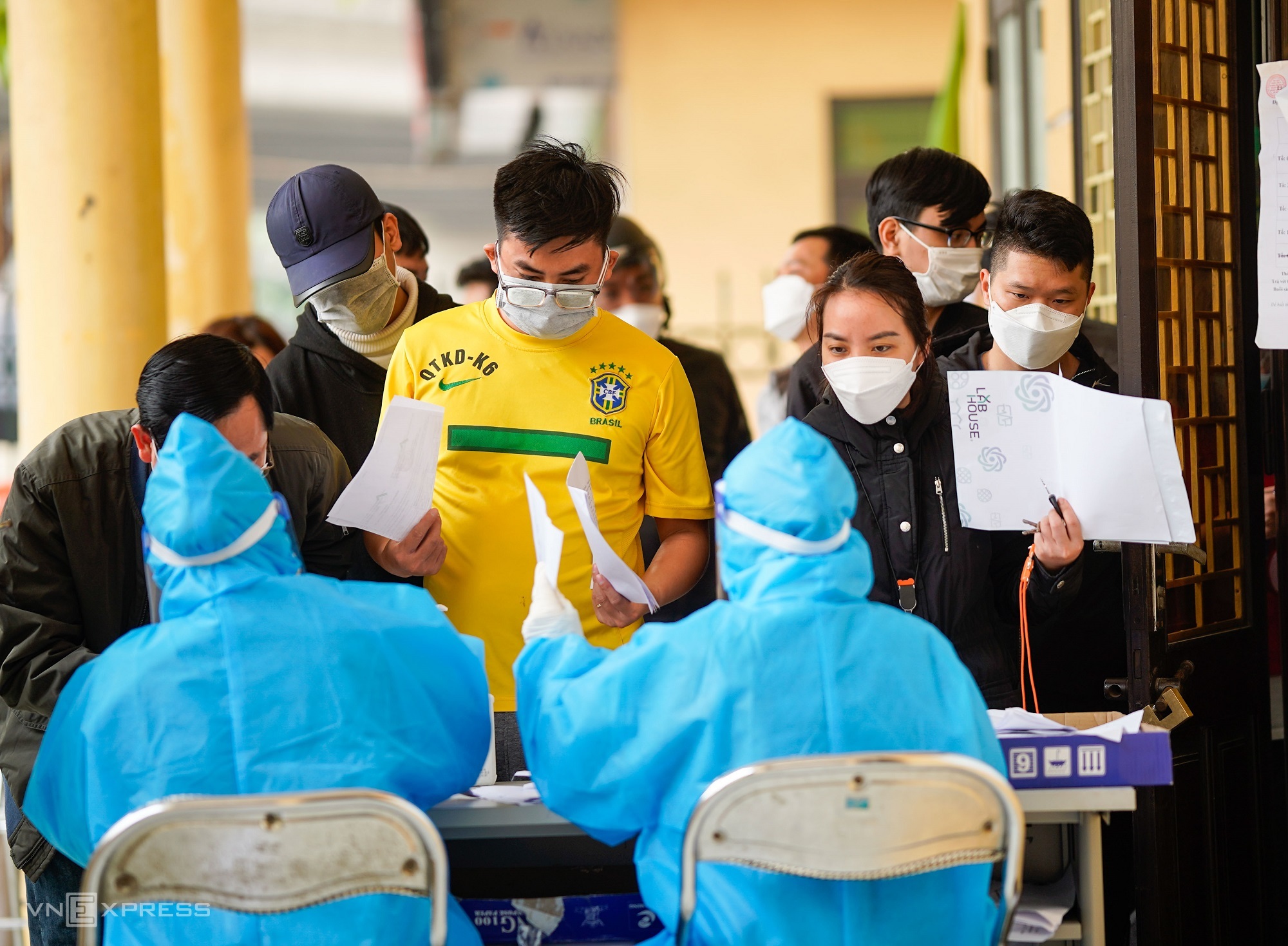 Đề xuất gỡ vướng giấy chứng nhận hưởng bảo hiểm cho F0