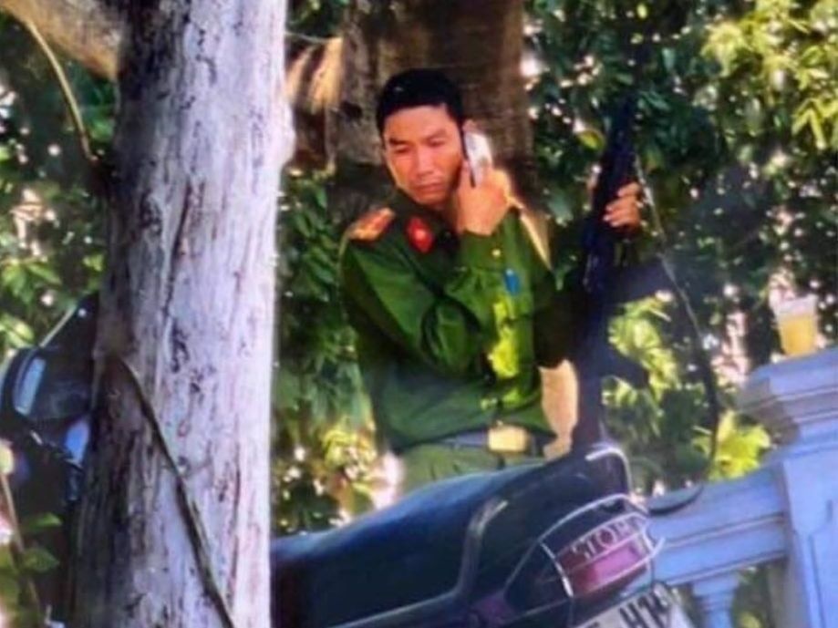 Bắt nghi phạm mặc trang phục giống công an nổ súng cướp tiệm vàng