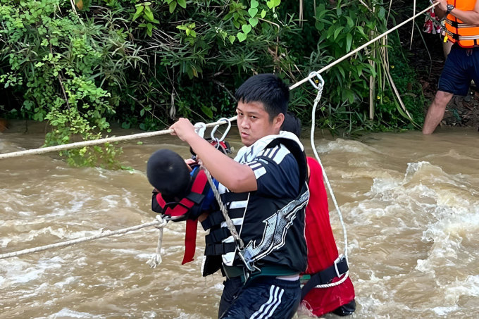 Cứu 6 người mắc kẹt bên bờ suối