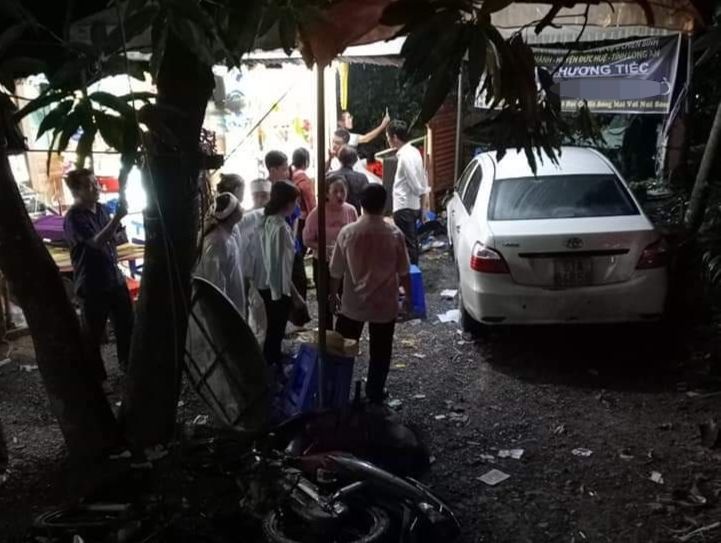 Long An: Ô tô lao vào đám tang ven đường, 7 người bị thương