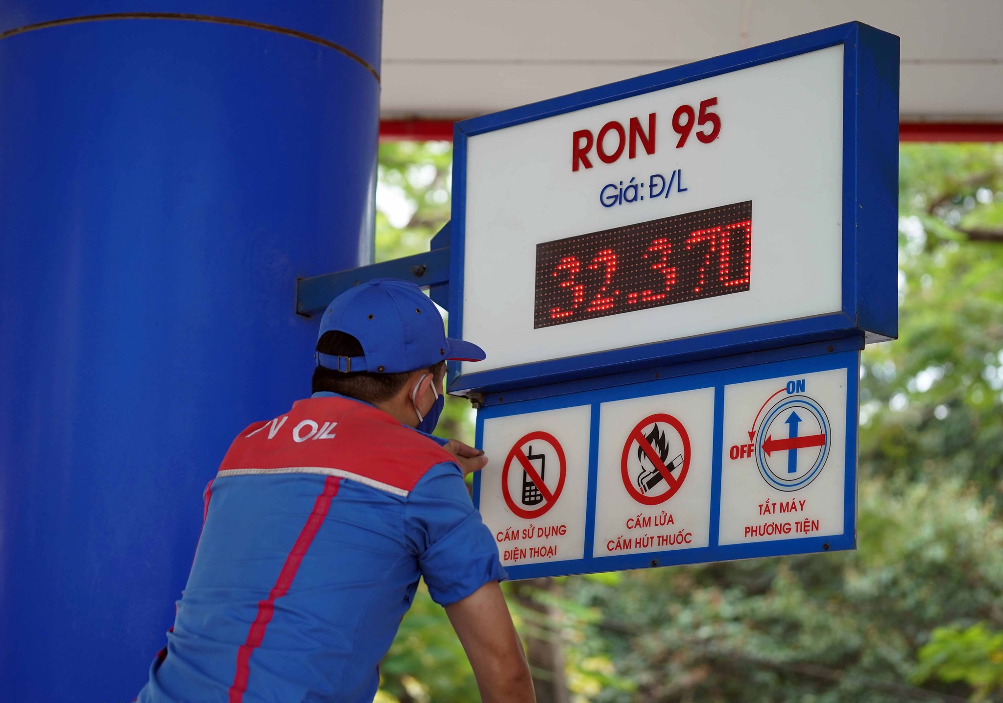 Giảm ngay thuế để hạ nhiệt giá xăng