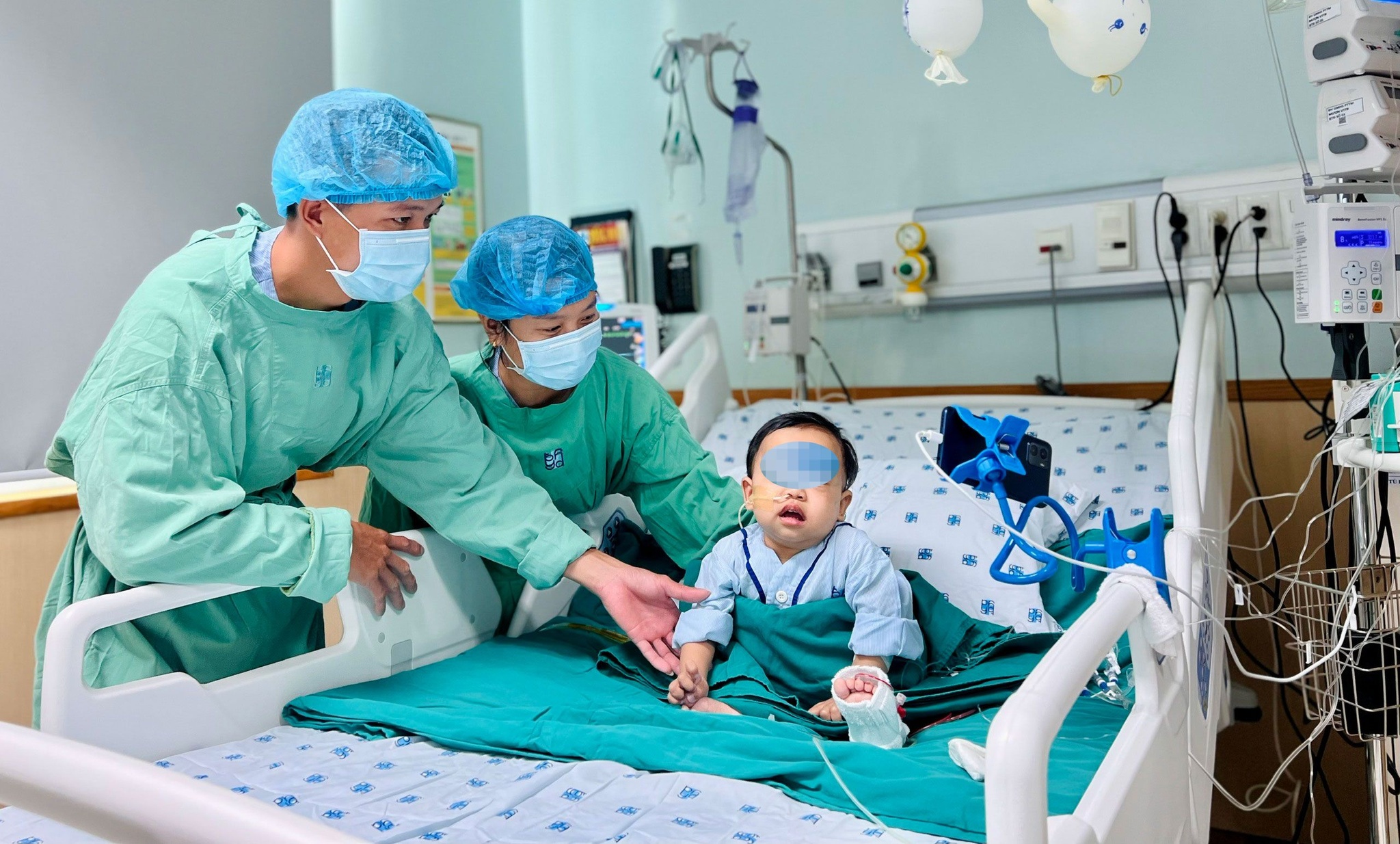 Mẹ hiến gan cứu con 2 tuổi nhưng không đủ tiền viện phí