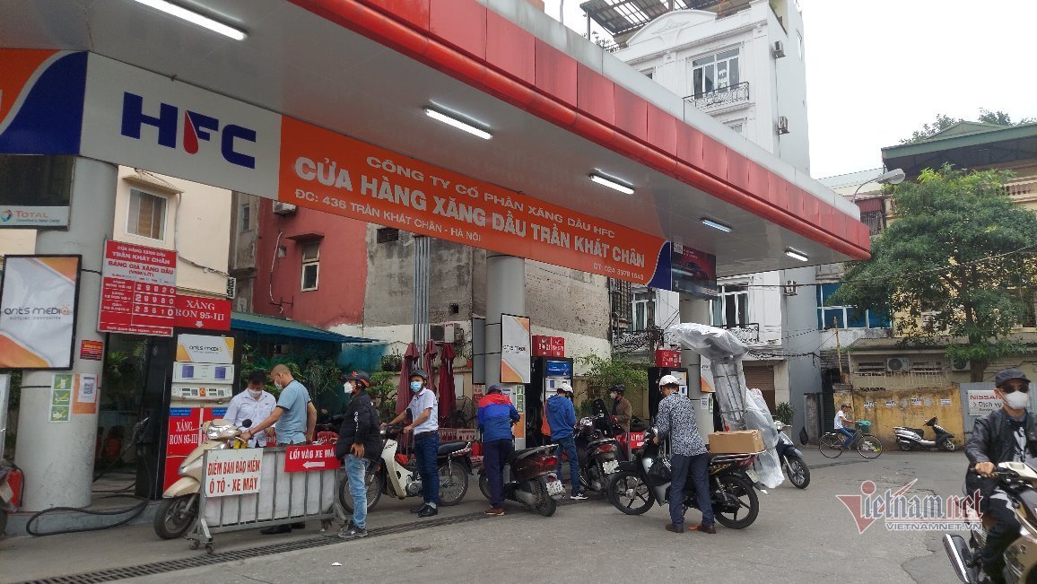 giá xăng hôm nay , xăng dầu giảm giá lần đầu tiên trong năm 2022