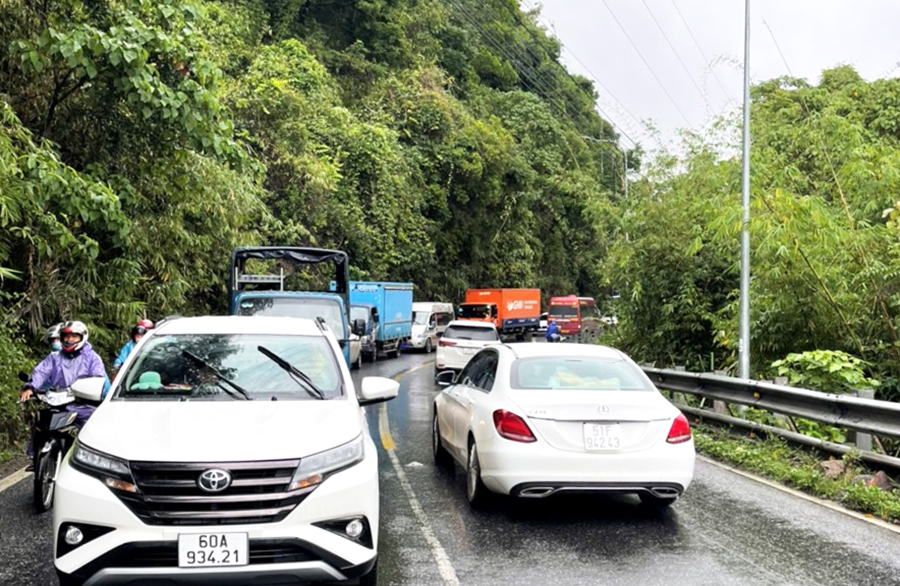 Tai nạn liên hoàn trên đèo Bảo Lộc, hai người chết