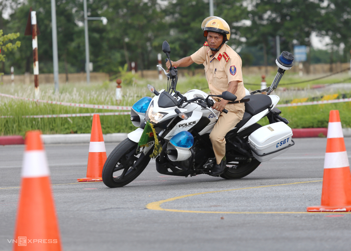 Cảnh sát giao thông thi lái xe giỏi