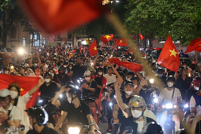 Cổ động viên Hà Nội, TP HCM đổ ra đường ăn mừng