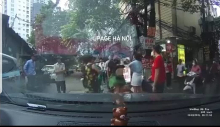 Nữ tài xế ôtô bị đánh giữa phố ở Hà Nội sau va chạm giao thông