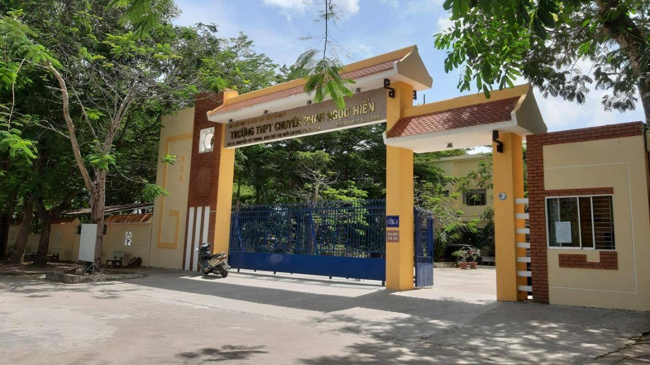 Vụ bắt học sinh ăn thức ăn đã quăng thùng rác