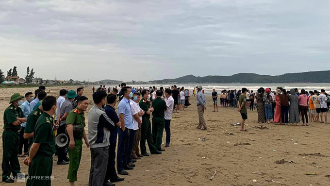 Hai anh em mất tích khi tắm biển