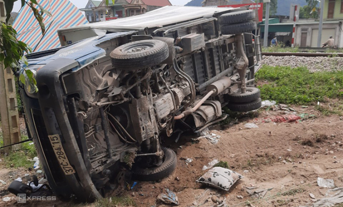Hai xe tải hỏng nặng sau tai nạn, một người chết