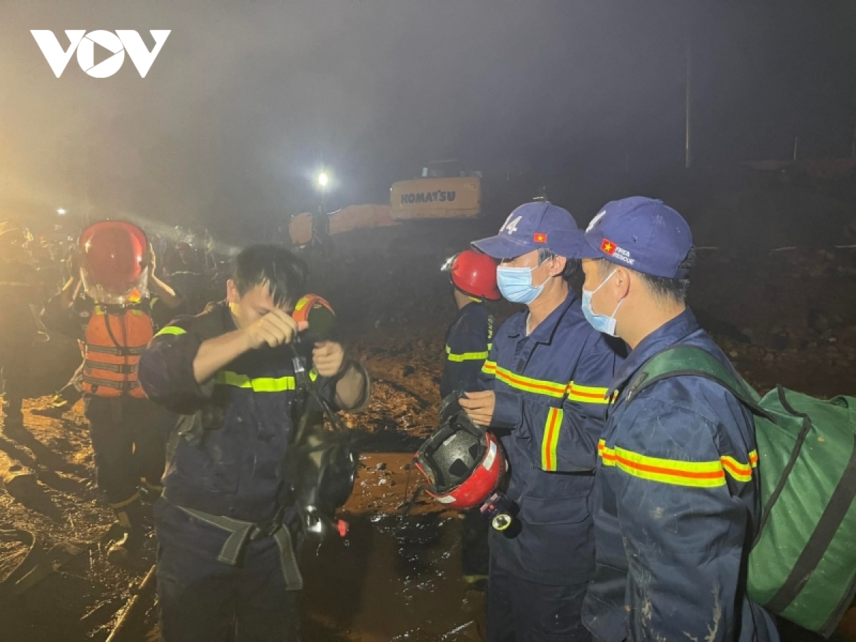 Gần 100 người nỗ lực xuyên đêm tìm kiếm công nhân bị lũ cuốn vào hầm thủy điện