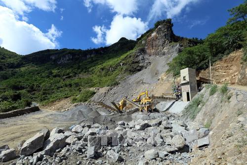 Nổ mìn khai thác đá làm 2 người bị thương, hàng chục ngôi nhà bị hư hại