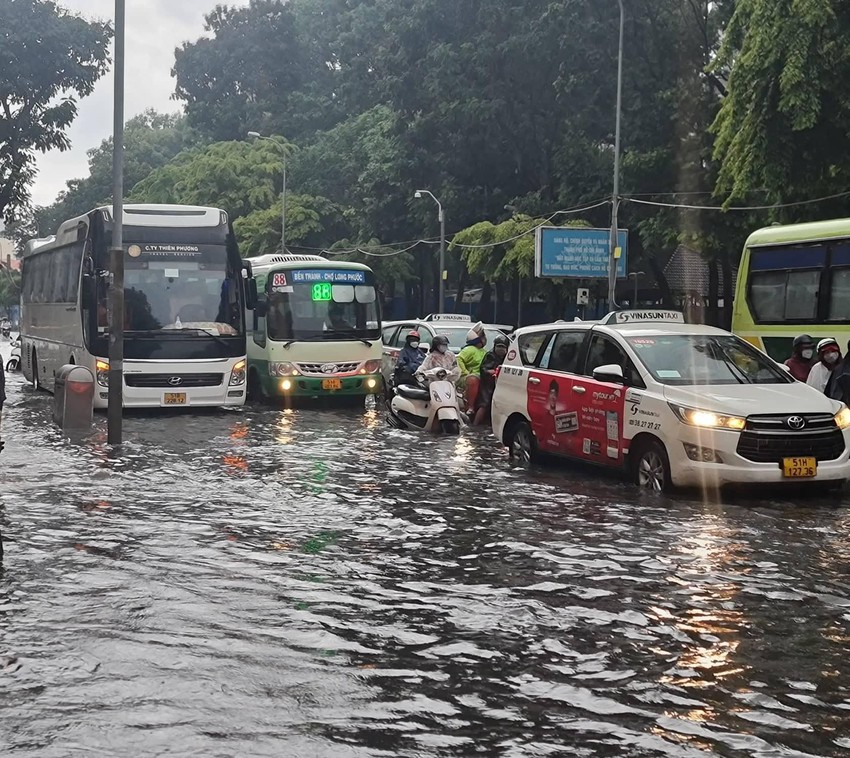 Ngập úng do mưa kéo dài nhiều giờ ở TP.HCM