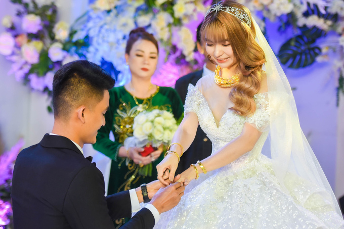 Mạc Văn Khoa quỳ gối trao nhẫn cưới cho vợ