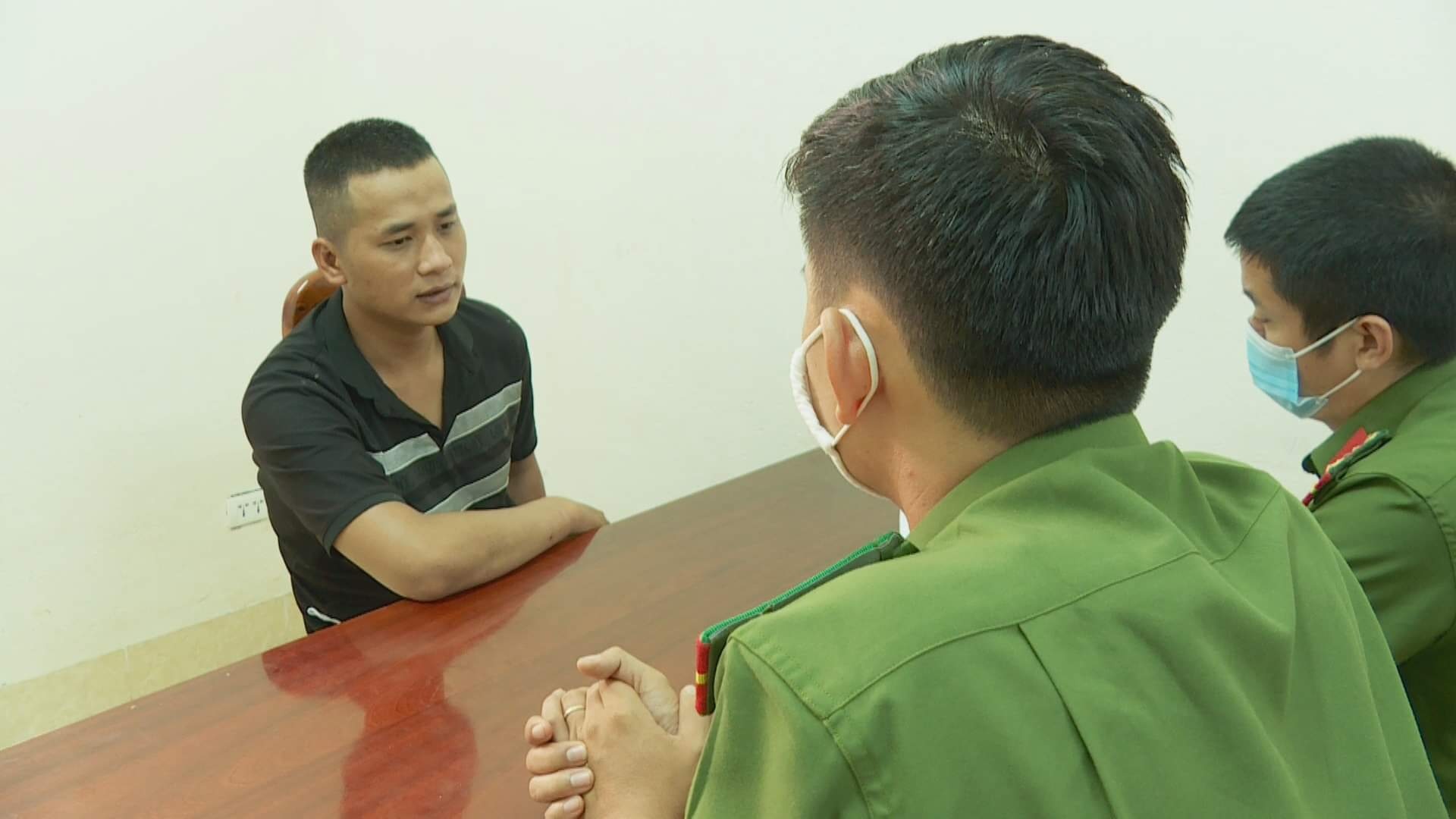 Đắk Lắk: Dụ dỗ cô gái trẻ vào nhà nghỉ rồi xưng công an, cưỡng đoạt tiền
