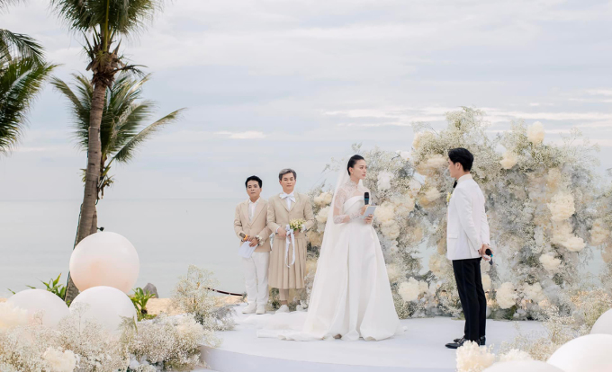 Ngô Thanh Vân nhớ cha nuôi quá cố trong ngày cưới