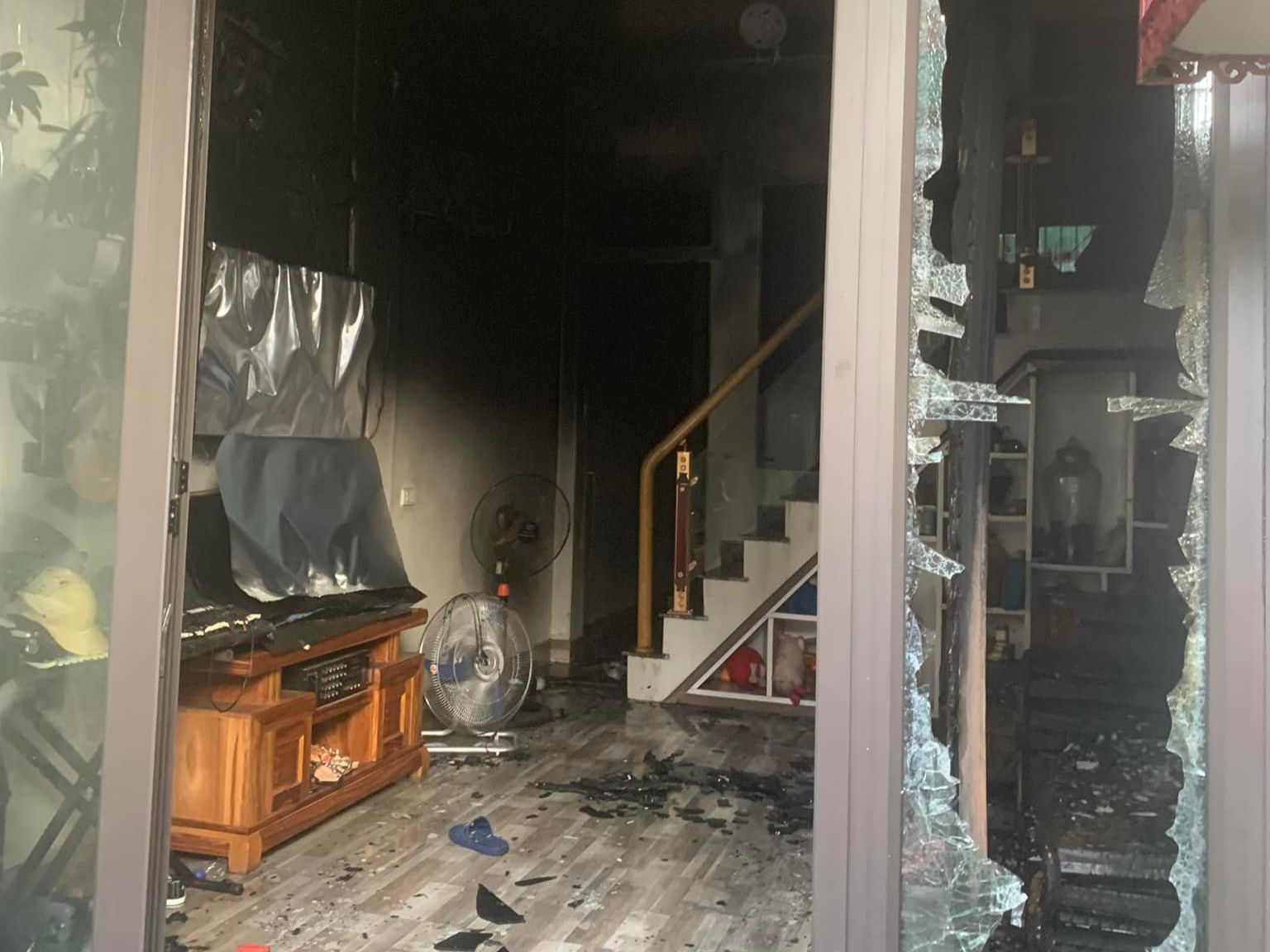 Thói quen 'chết người' không rút sạc điện thoại khỏi ổ điện: Công sức tiền của dành dụm bị thiêu rụi