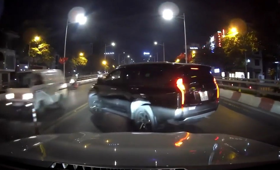 Tài xế nghi say xỉn, lái ô tô lạng lách trên phố: Dân mạng đòi phạt nặng