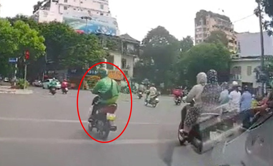 Phẫn nộ ‘shipper’ chạy ẩu, vượt đèn đỏ gây tai nạn trên phố
