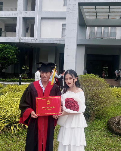 Con gái khoác áo cử nhân cho người cha thợ hồ ngày tốt nghiệp, dân mạng rưng rưng