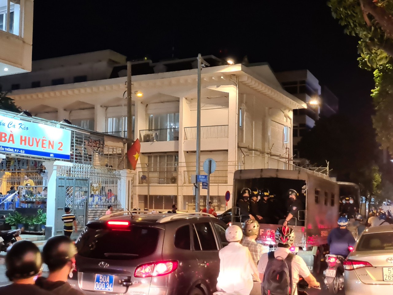 Công an TP.HCM xuyên đêm khám xét 2 căn nhà của bị can Nguyễn Phương Hằng, thu giữ nhiều tài liệu