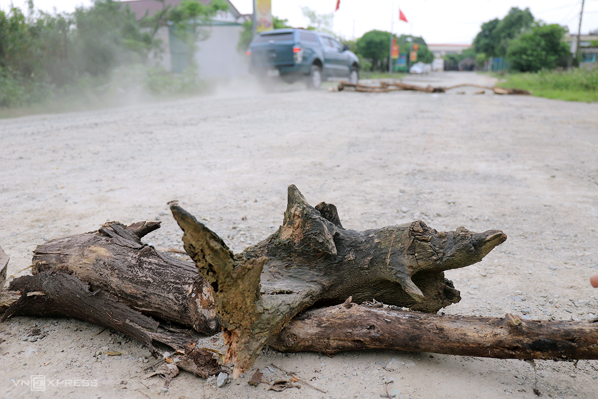 Người dân rải đá, gỗ ngăn ôtô chạy nhanh