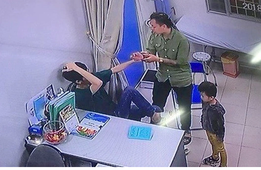 Người bóp cổ, dọa giết bác sĩ cấp cứu có thể bị xử lý như thế nào?