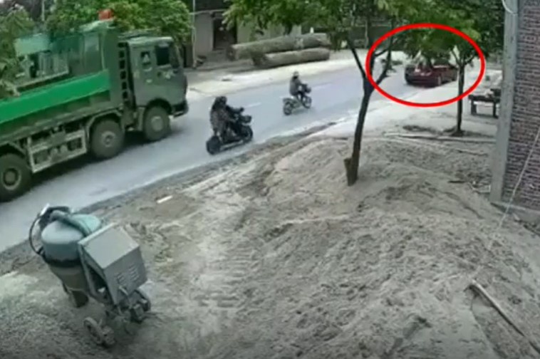 Nghệ An: Mở cửa ô tô bất ngờ gây tai nạn khiến 1 phụ nữ tử vong