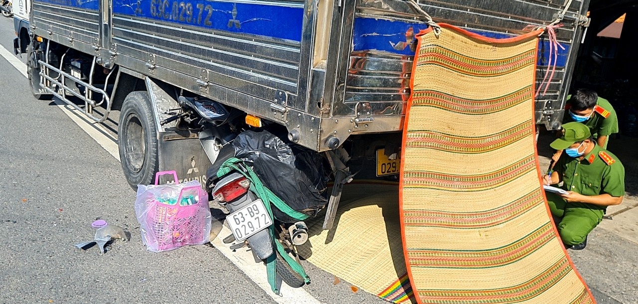 Tai nạn ở Tiền Giang: Xe máy va chạm xe tải, 1 phụ nữ tử vong tại chỗ