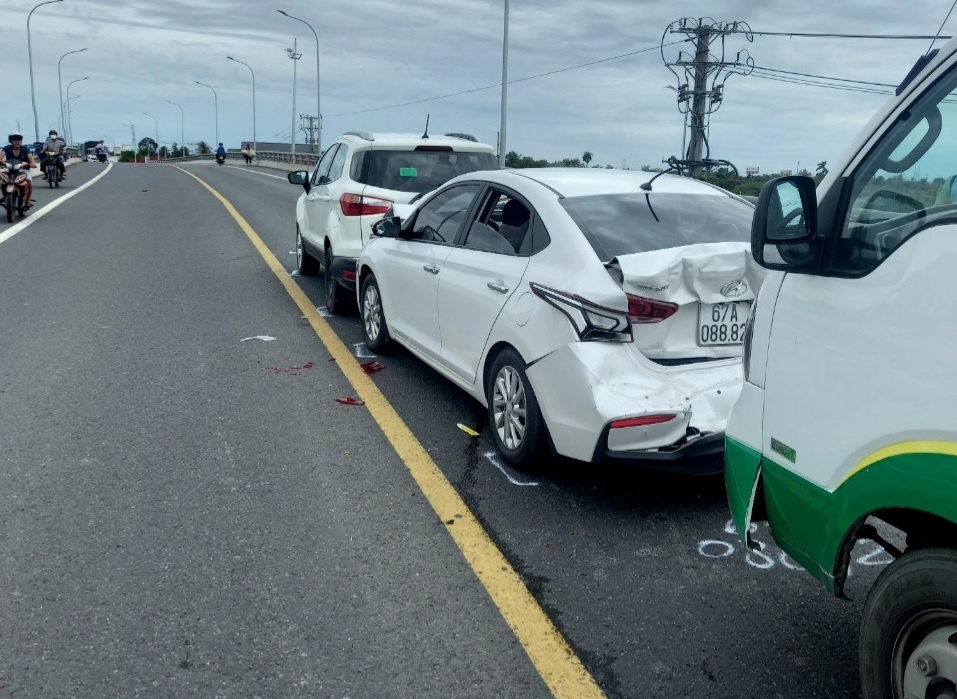 Tai nạn liên hoàn trên cầu vượt nút giao cao tốc Trung Lương - Mỹ Thuận