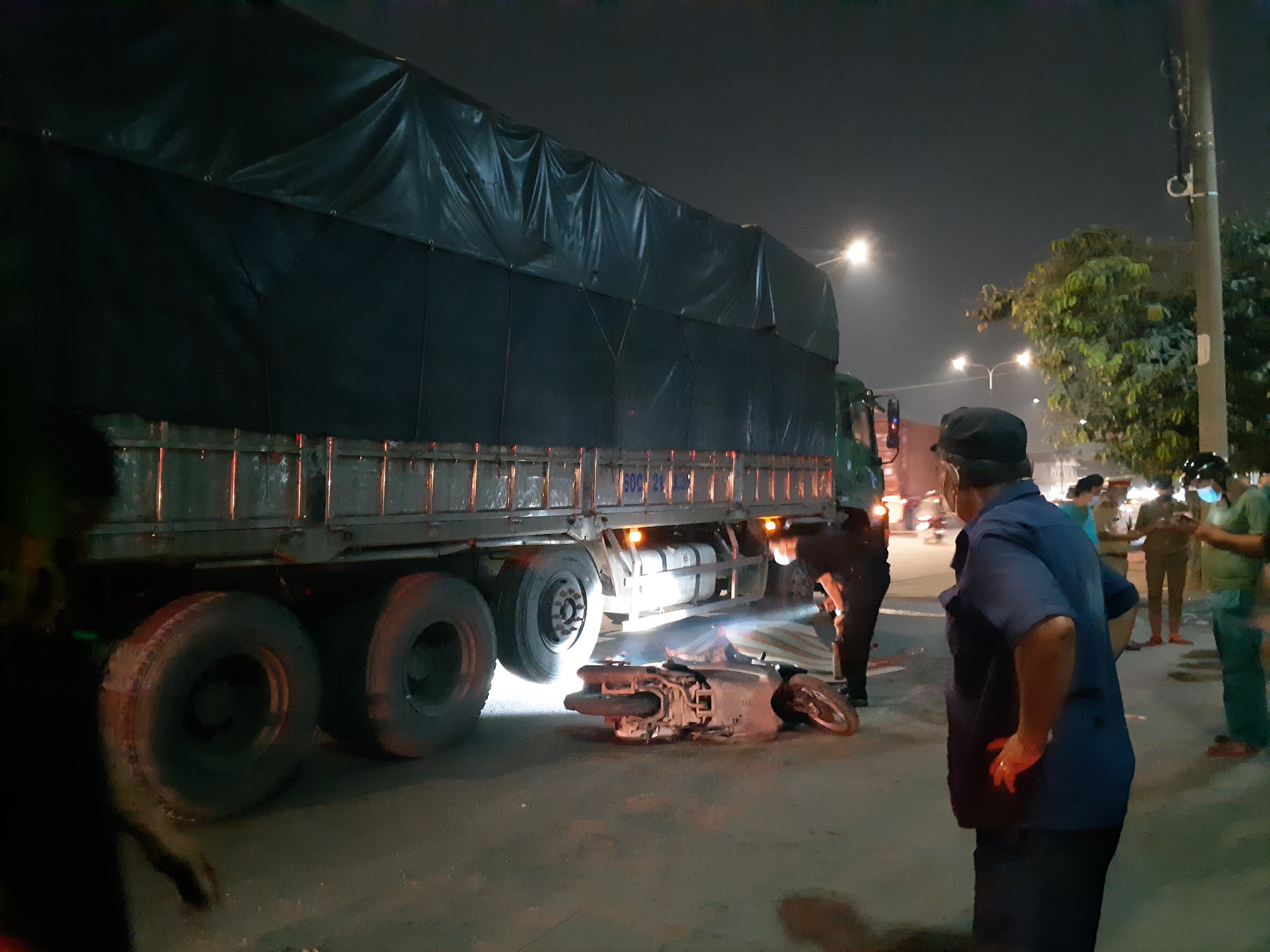 Tai nạn chết người ở Bình Dương: 2 cha con tử vong dưới gầm xe tải