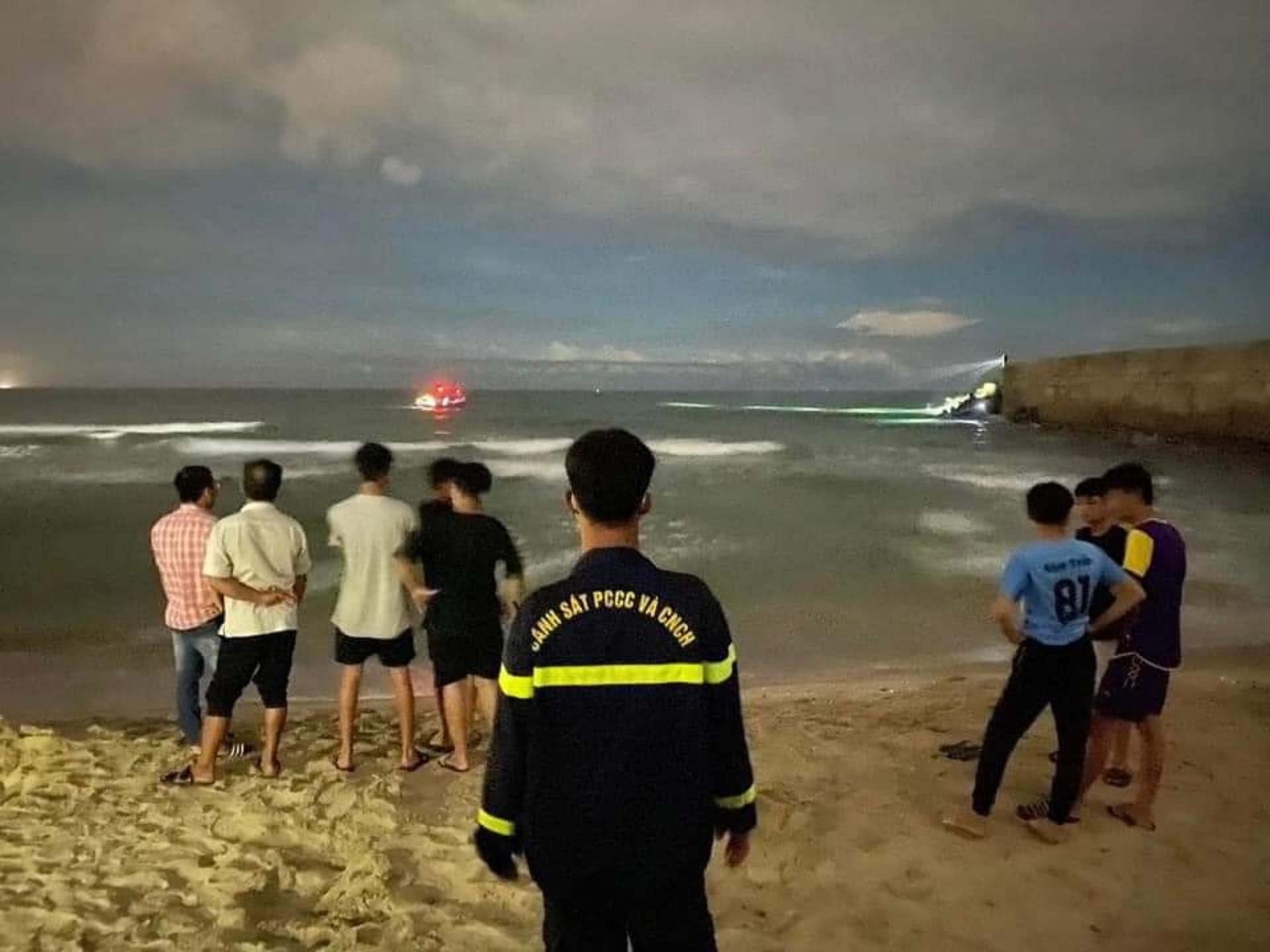 5 người bị sóng biển cuốn trôi ở Quảng Ngãi: 1 người tử vong, 1 người mất tích