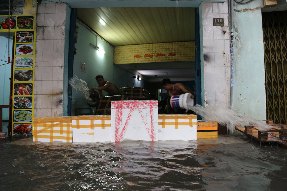 Nước cuồn cuộn trên đường Sài Gòn sau mưa lớn