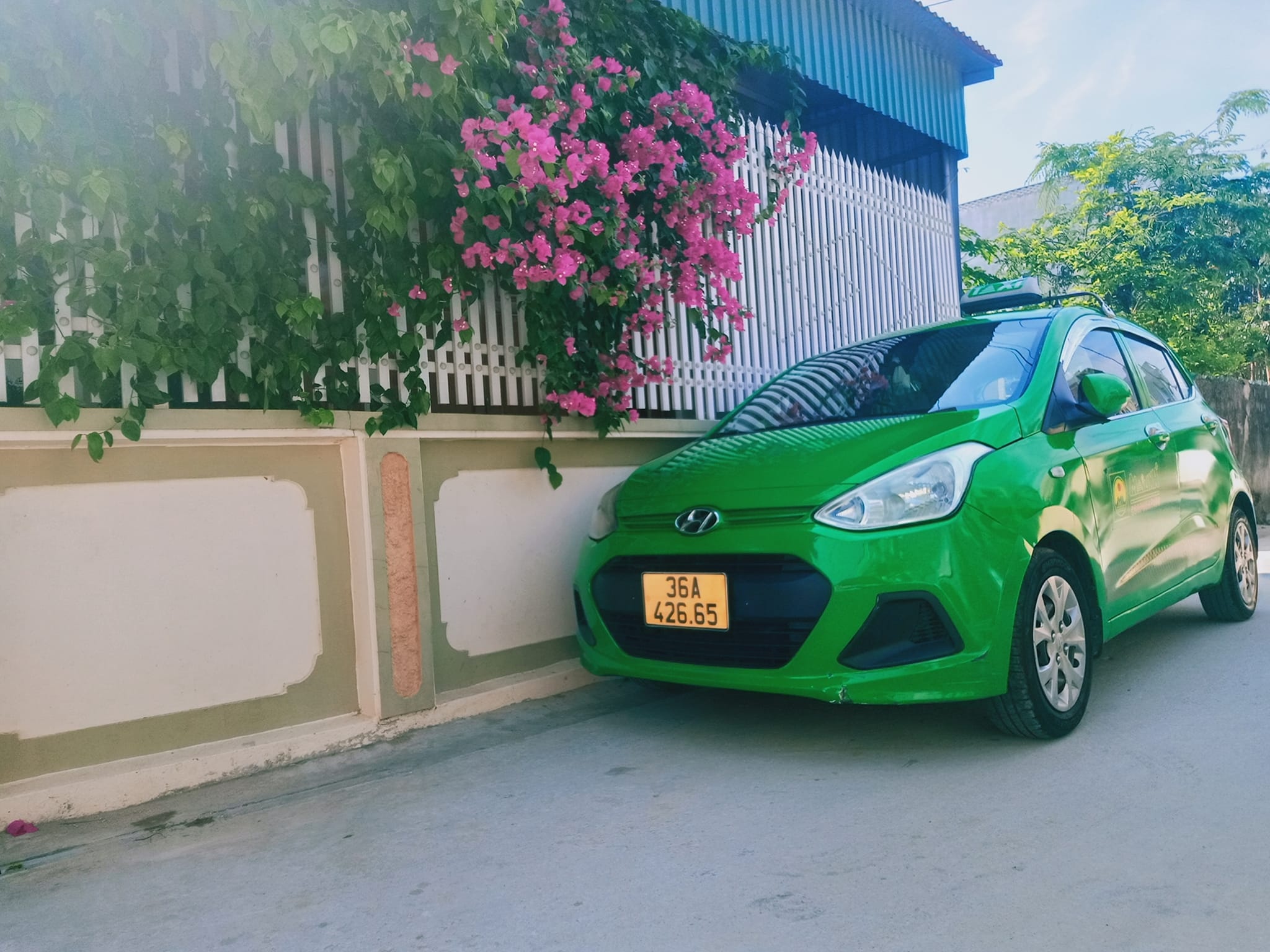 Tài xế taxi bật khóc khi bị du khách vây vì tưởng mình 'lấy túi xách để quên'