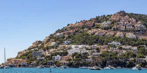 Báo Anh và Tây Ban Nha: Thiếu nữ 17 tuổi người Anh tố bị 2 nghệ sĩ Việt Nam cưỡng hiếp