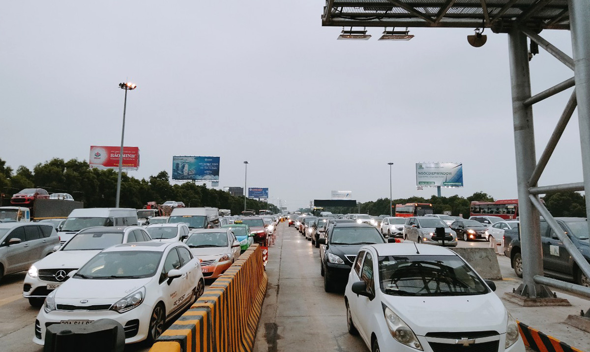 Đứt cáp quang khiến cao tốc Hà Nội - Hải Phòng ùn ứ