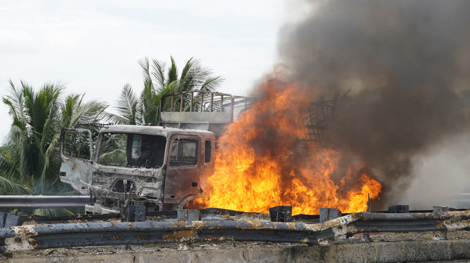 Ôtô chở nhớt cháy lan trăm mét cao tốc Trung Lương