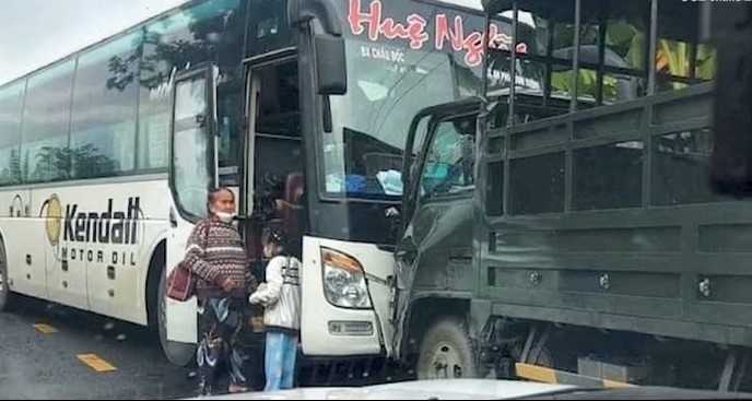 Bình Phước: Xe giường nằm tông dải phân cách, xoay ngược đầu, hành khách hoảng loạn