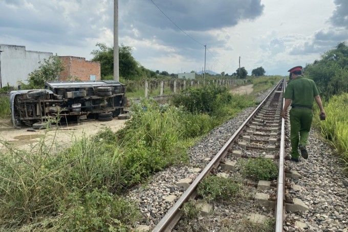 Xe ben bị tàu hỏa húc văng, tài xế tử vong