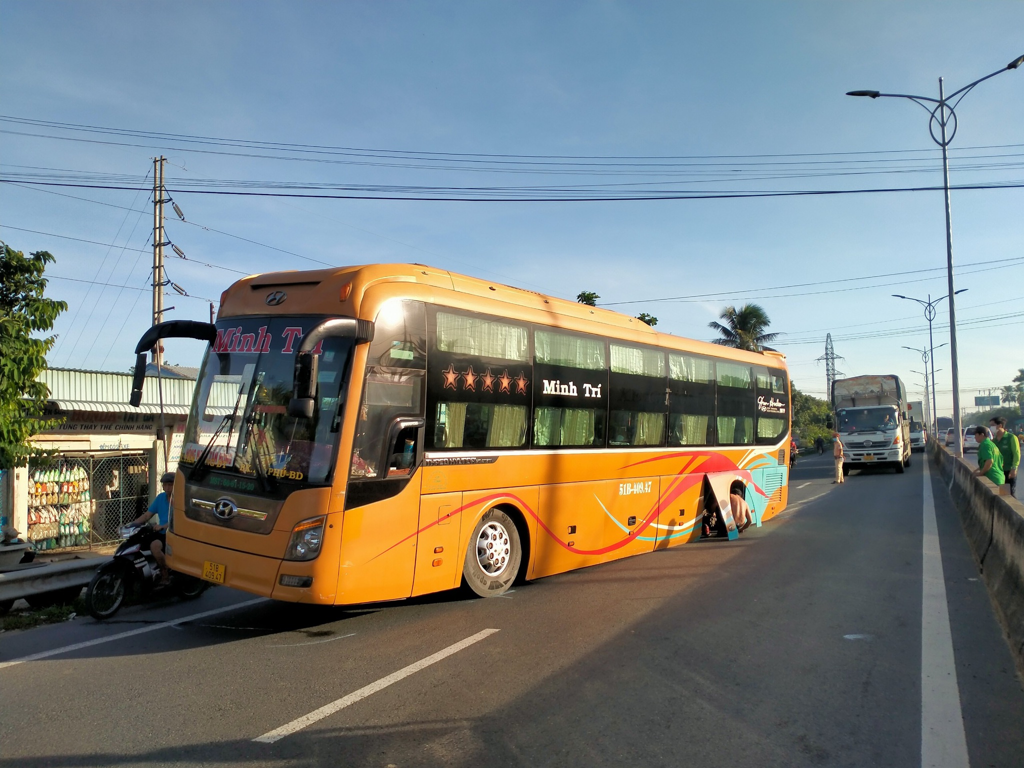 Tai nạn Tiền Giang: Xe giường nằm đang chạy trên QL1 văng bánh vào nhà dân