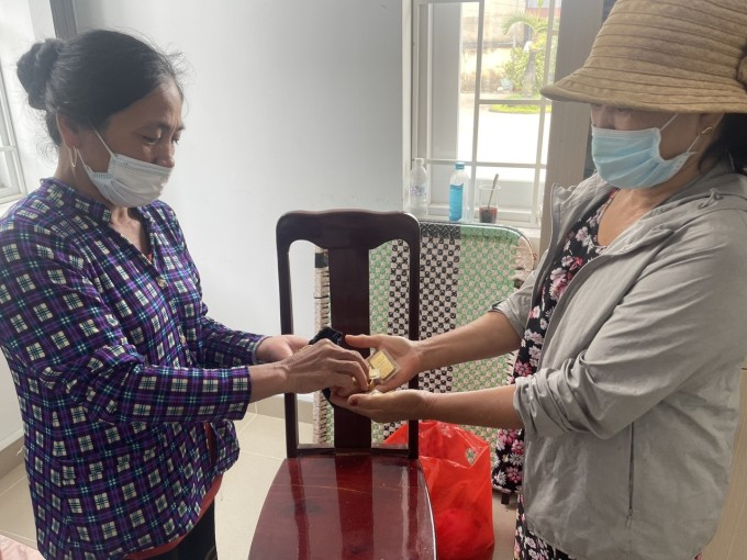 Người lao công trả lại túi vàng nhặt được