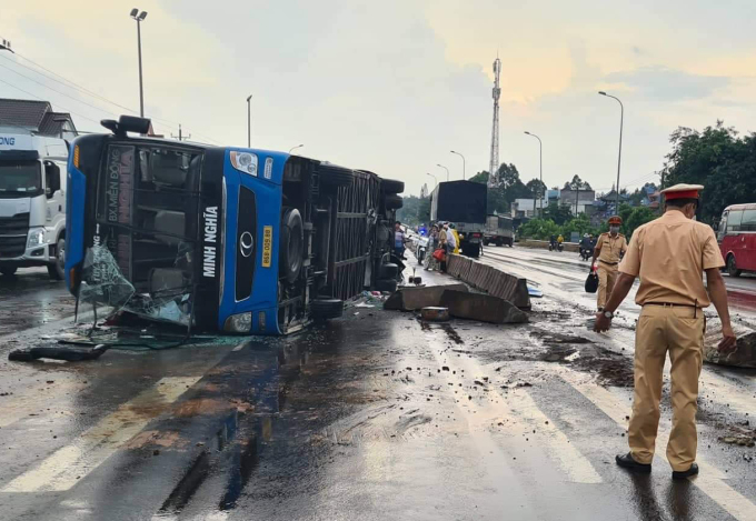 Ôtô chở 15 khách lật nhào trên quốc lộ 1