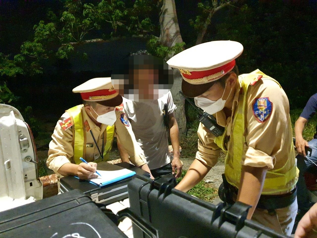 Tài xế cứ cười khi bị đo nồng độ cồn, CSGT nhắc: 'Cái này không cười được đâu anh!'