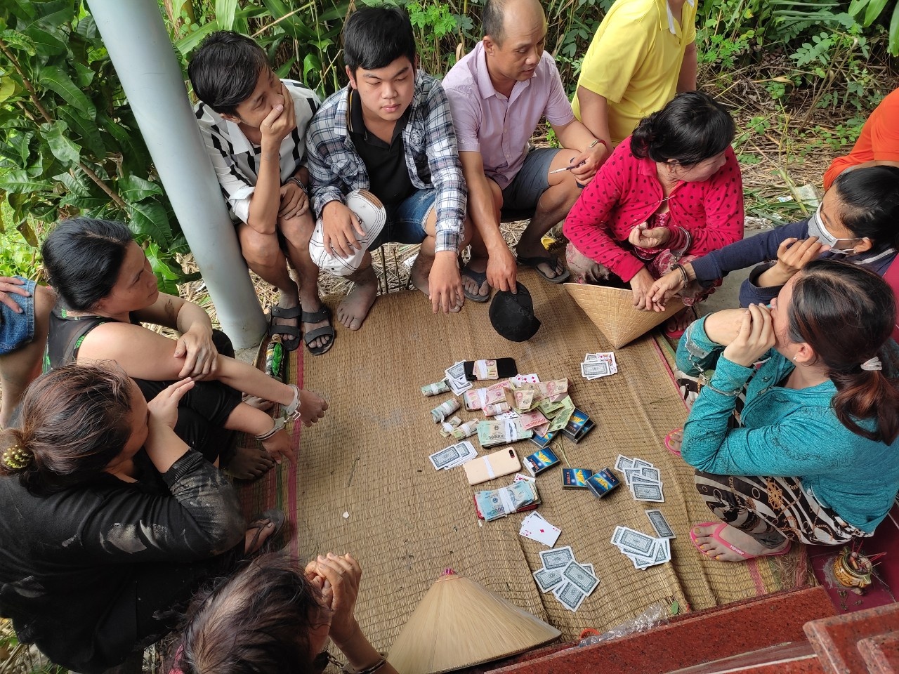 Vĩnh Long: Bắt quả tang 11 người chen chúc đánh bạc trong khu mộ giữa đồng