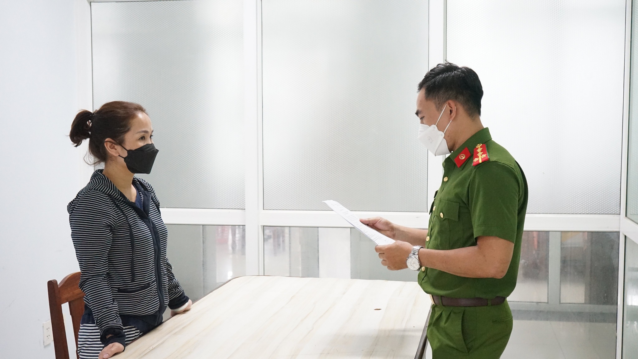 Đà Nẵng: Bắt 'nữ quái' bị truy nã đặc biệt vì lừa 'gỡ pháp lý đất vàng'