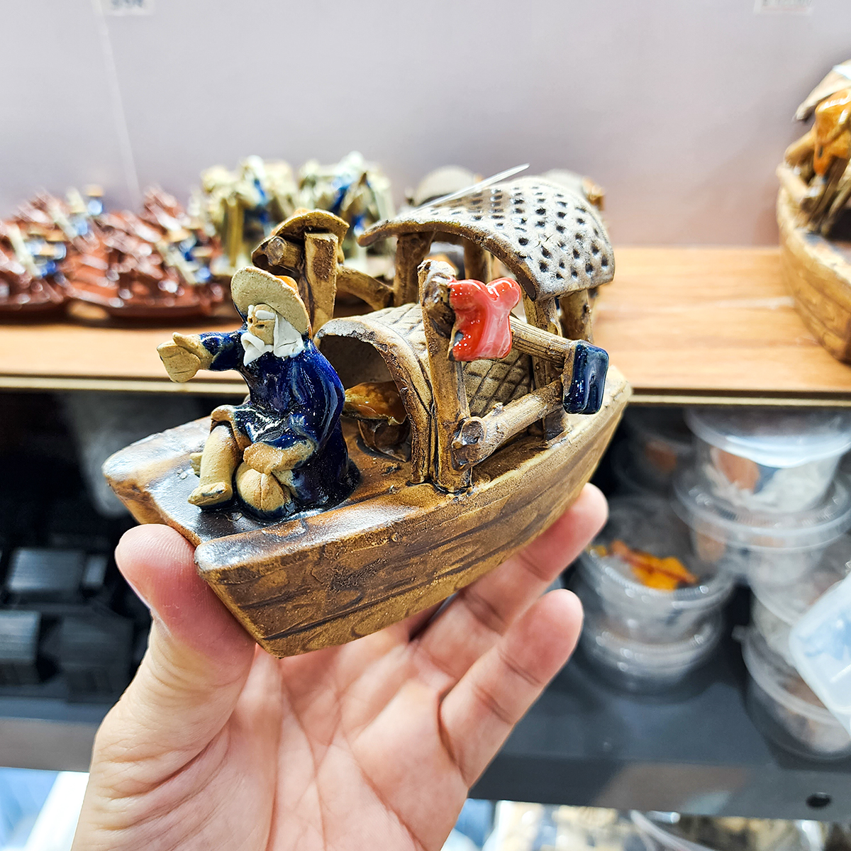 Tượng thuyền đánh cá chất liệu gốm