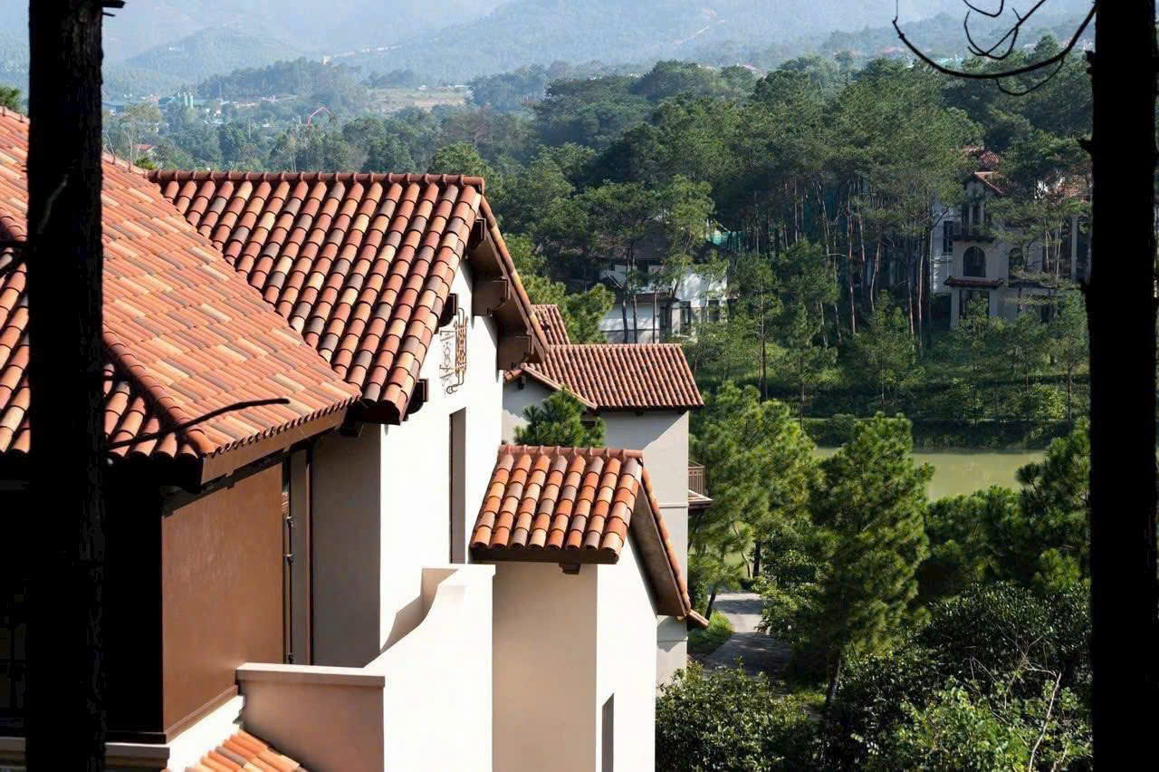🌞  CUỐI TUẦN – NGẮM MÁI NGÓI ĐỊA TRUNG HẢI ĐẠI NAM, THẤY MỘT KHÔNG GIAN BÌNH YÊN 🌴